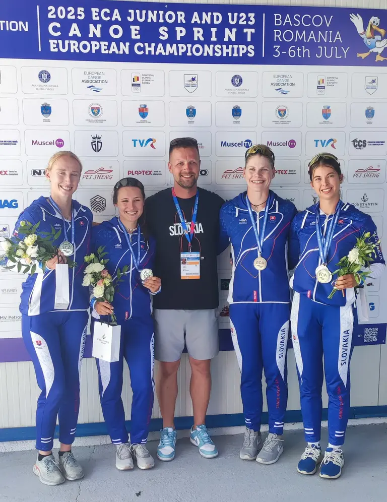 K4 women U23 European Champions with coach