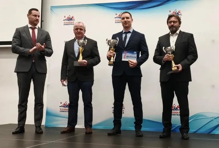 vpravo piešťanský tréner Mário Klieštenec 