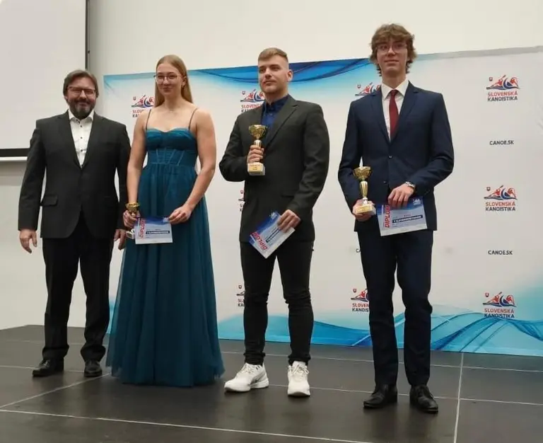 zľava piešťanský tréner Mário Klieštenec, Lara Hanáková, v strede Matej Današ