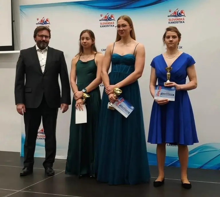zľava piešťanský tréner Mário Klieštenec, v strede Lara Hanáková